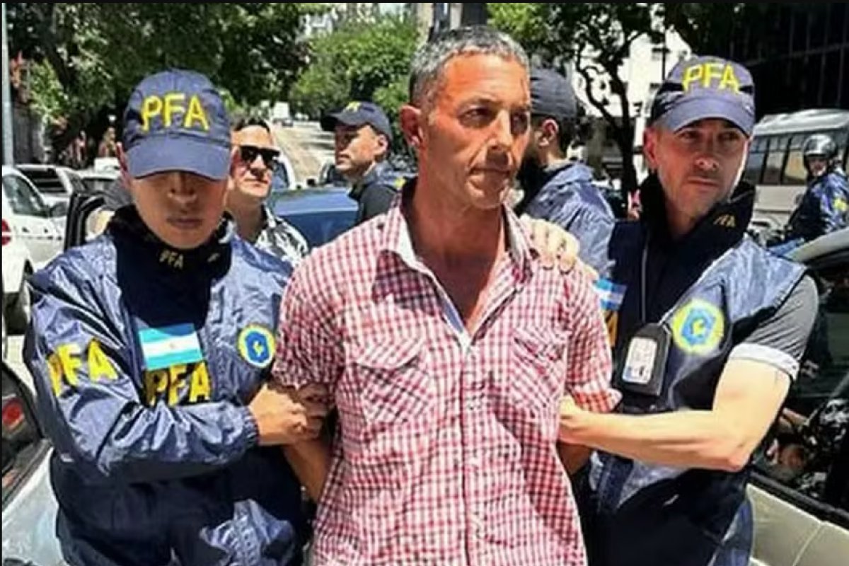 Homem que jogou garrafa de vidro em Milei é condenado a 3 anos e meio de prisão