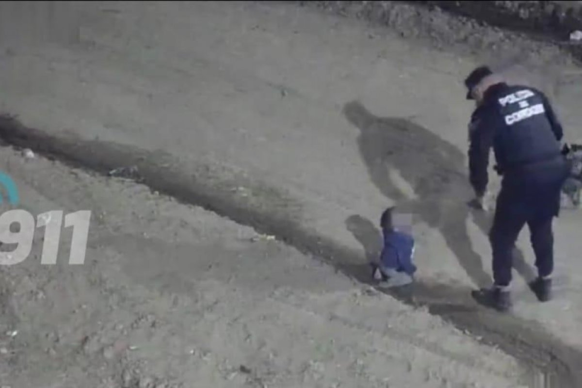 Bebê é encontrado pela polícia rastejando sozinho na rua na Argentina