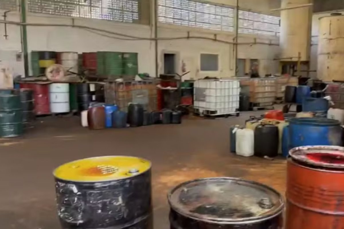 Polícia Civil fecha fábrica clandestina de lubrificante de automóveis
