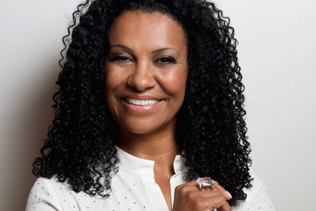 Do cabelo alisado por racismo à proprietária da maior rede de tratamento capilar: a saga empreendedora de Zica Assis!