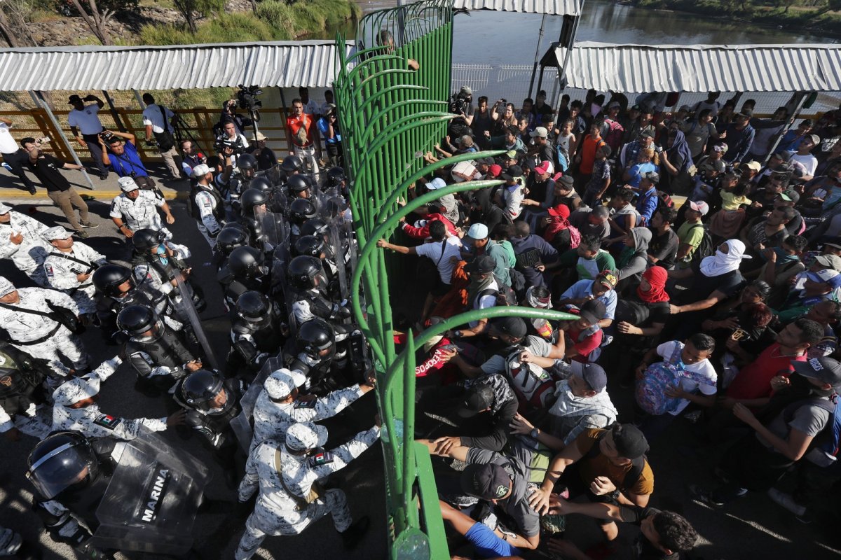Mais de dois mil migrantes tentam entrar no EUA