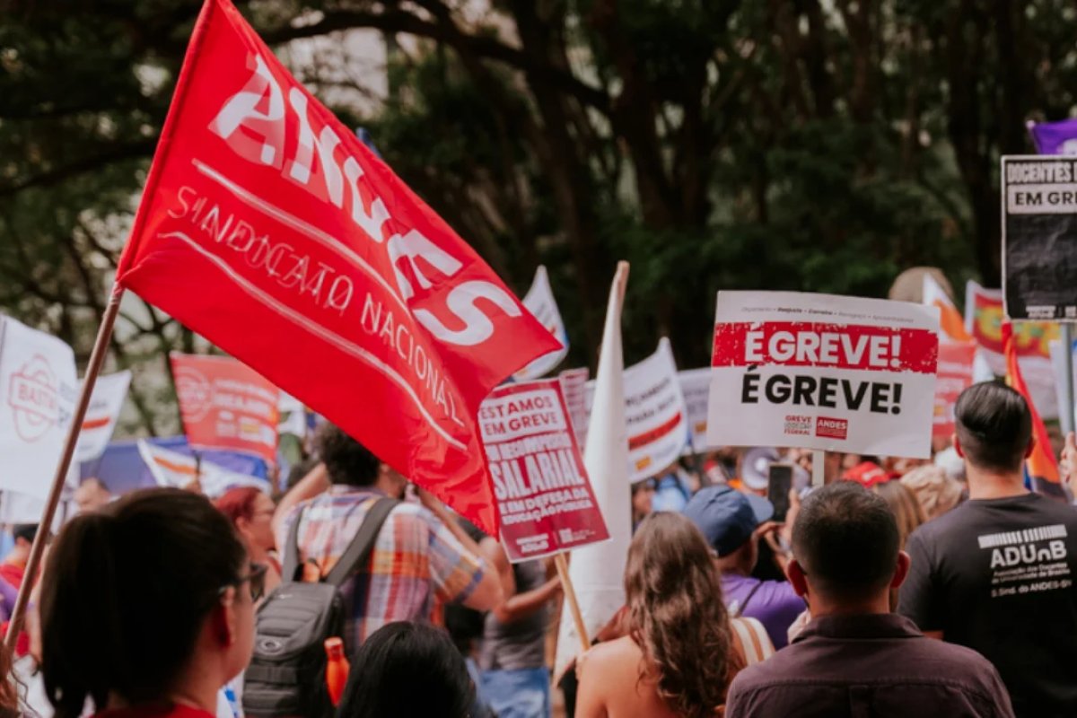 Governo faz reunião com categorias em greve nas universidades nesta quarta-feira (15)