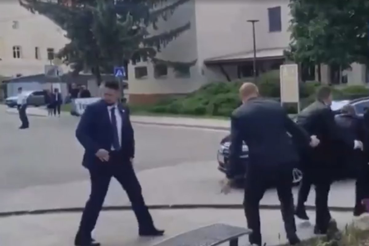 Vídeo: primeiro-ministro da Eslováquia é baleado no abdômen após sair de reunião de governo