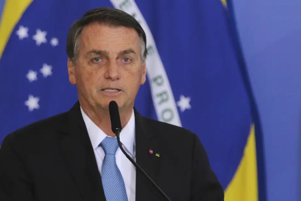 Justiça ordena que Bolsonaro apague montagem com Boulos das redes sociais