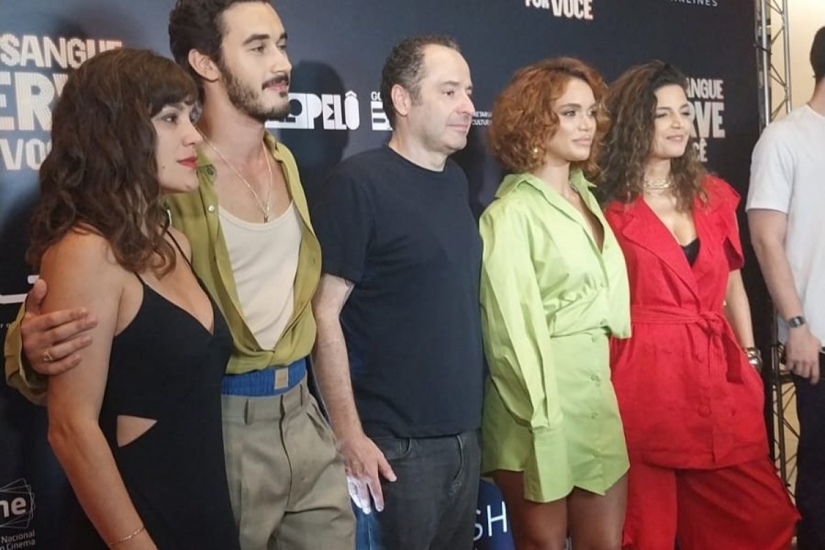 Exclusivo: Farol da Bahia comparece ao Tapete Vermelho de "Meu Sangue Ferve Por Você"