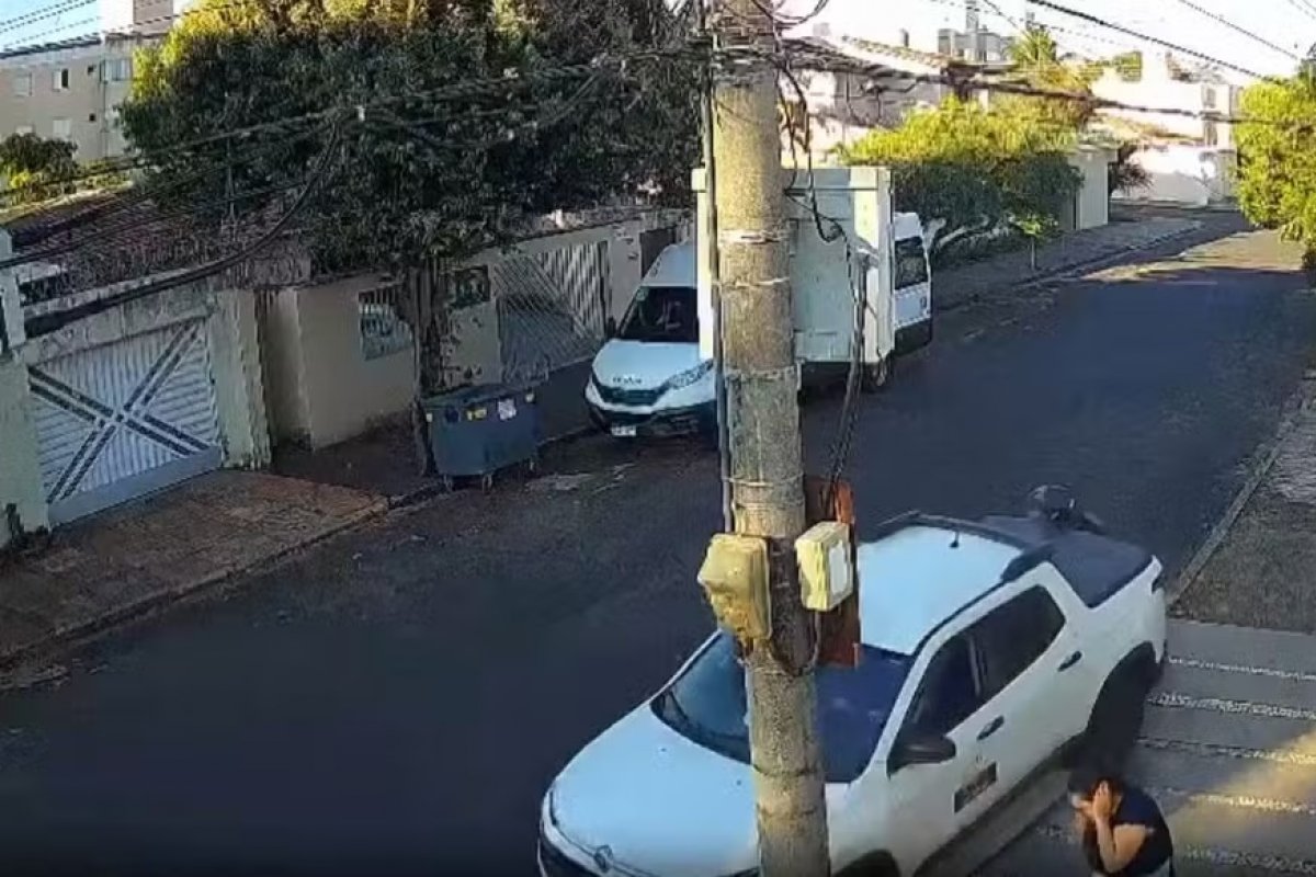 Vídeo: Motorista que atropelou bandido para livrar mulher de assalto é identificado pela polícia