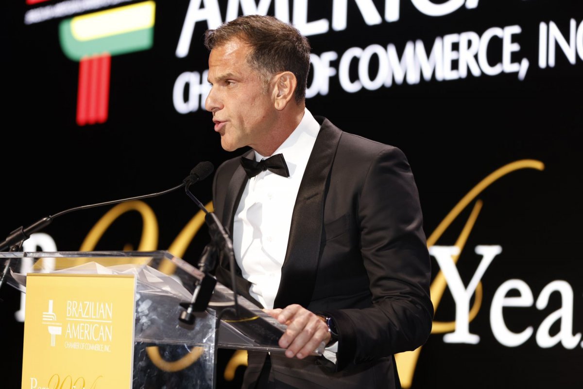 Durante homenagem em New York, Alexandre Birman, reafirma seu compromisso com a reconstrução do Rio Grande do Sul!