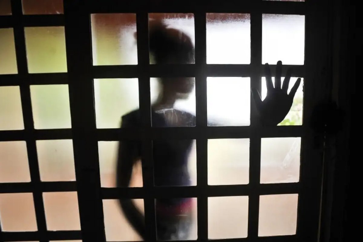 Homens são presos por abusos sexuais em menores, além de transmitirem HIV