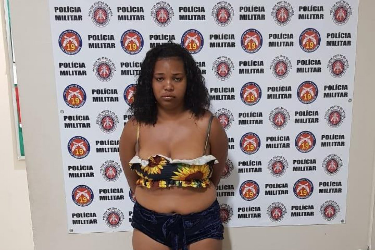 Mulher presa com munição de fuzil e 865 porções de drogas em Fazenda Coutos