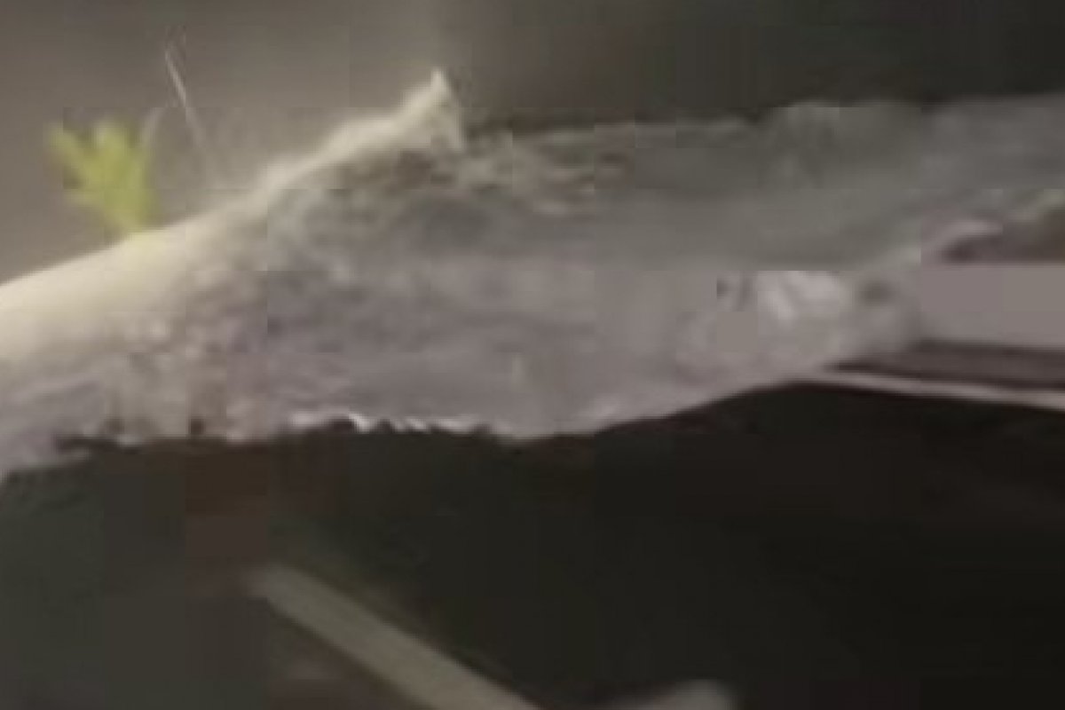 Veja vídeo; Água do mar invade ruas do Litoral do Rio de Janeiro!