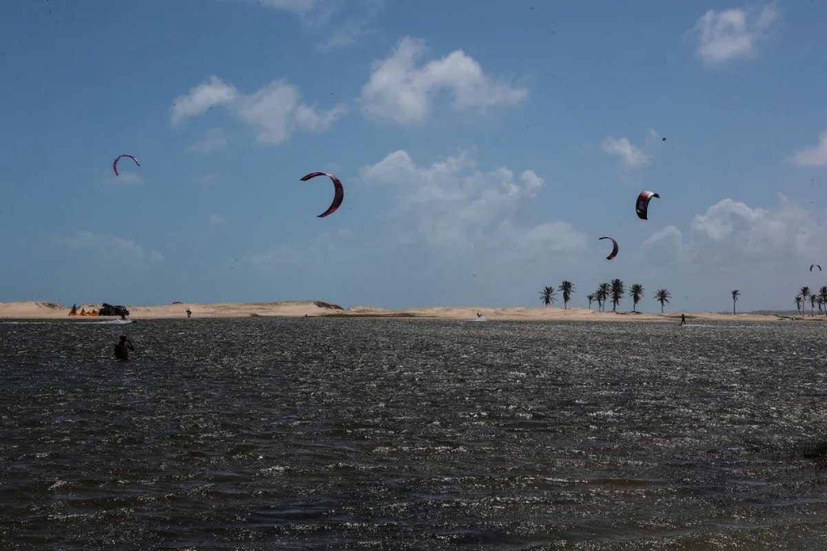 Turista francesa morre enquanto praticava kitesurf em praia do Ceará