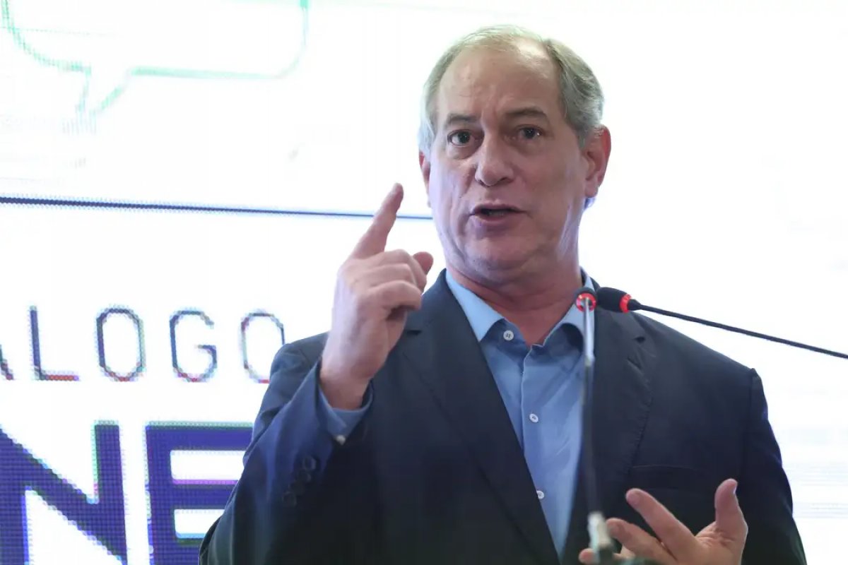 Justiça proíbe Ciro Gomes de ofender senadora do PT sob pena de multa
