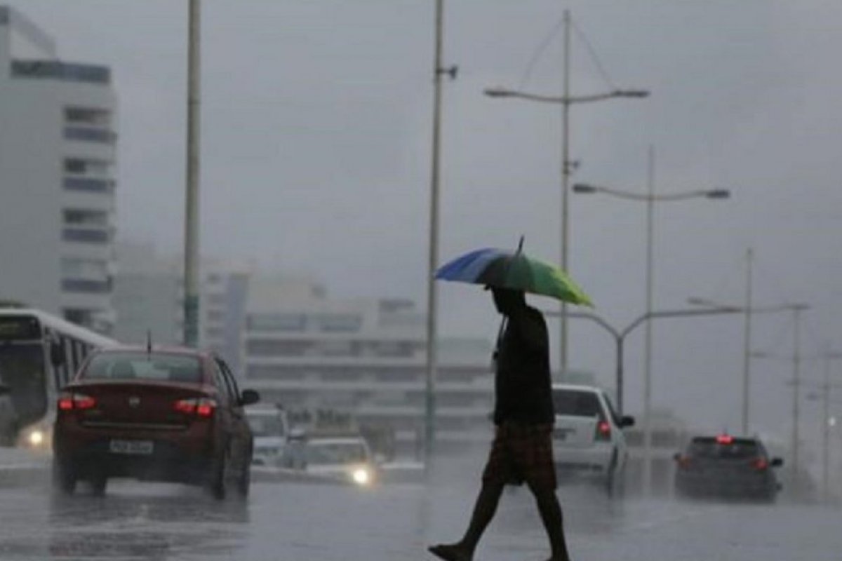 Chuva em Salvador provoca deslizamentos de terra e alagamentos neste sábado (18)