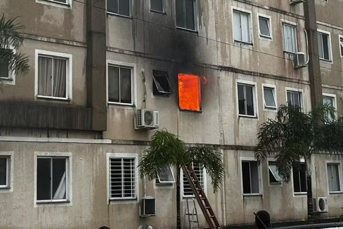 Homem é detido por suspeita de agredir fisicamente companheira e atear fogo em apartamento na Região Metropolitana de Salvador