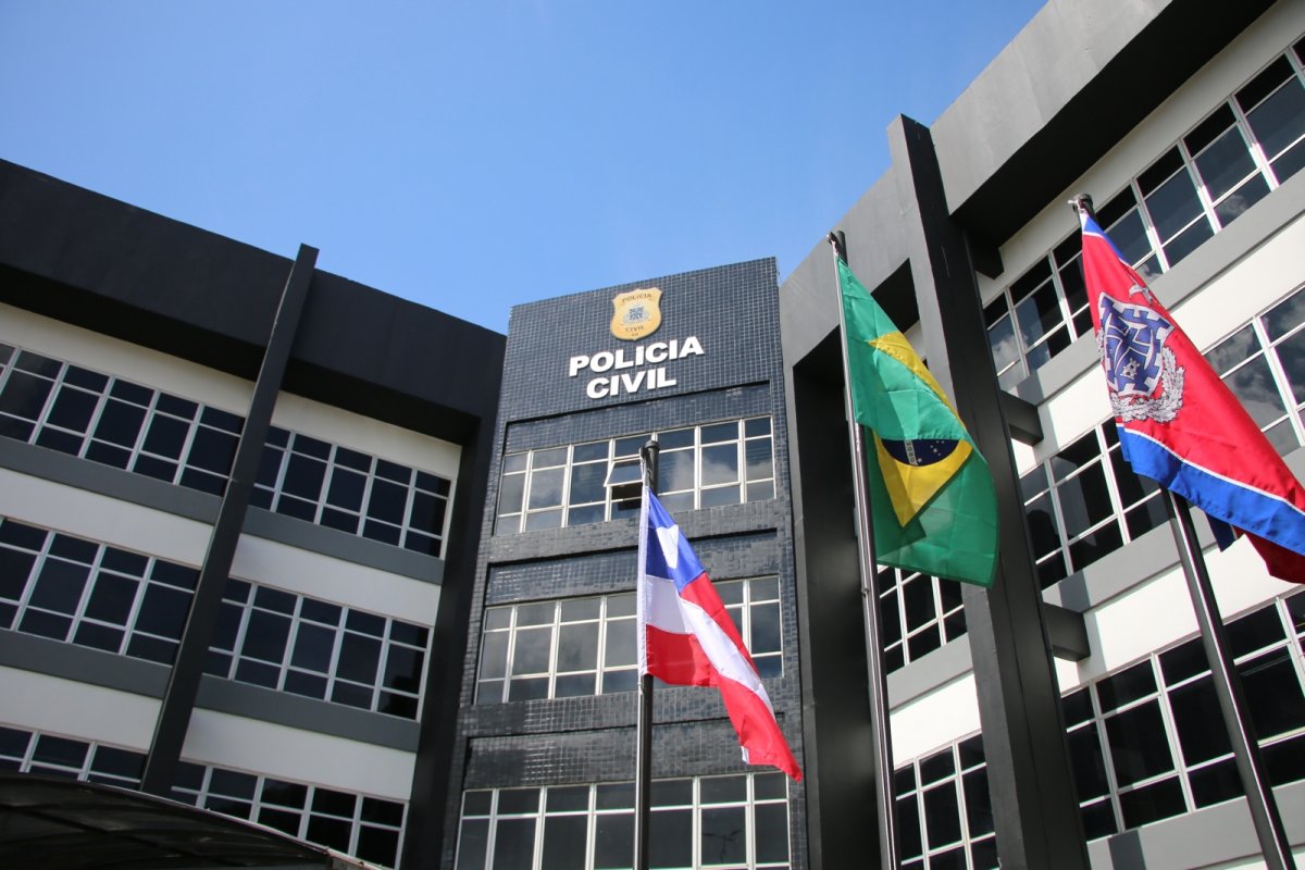 Jovem é morta a tiros após ser retirada de casa por grupo armado em Salvador