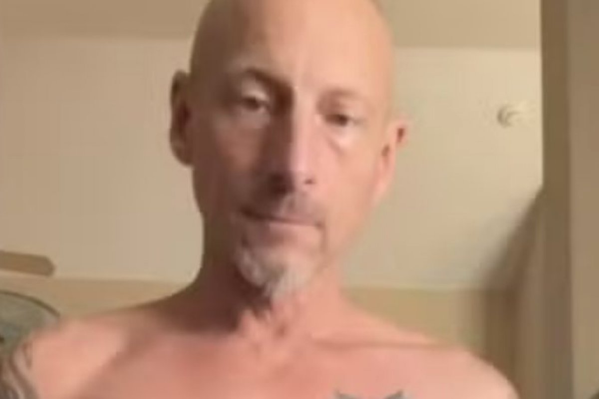 Homem de 'seis mamilos' agita a web ao surgir sem camisa!