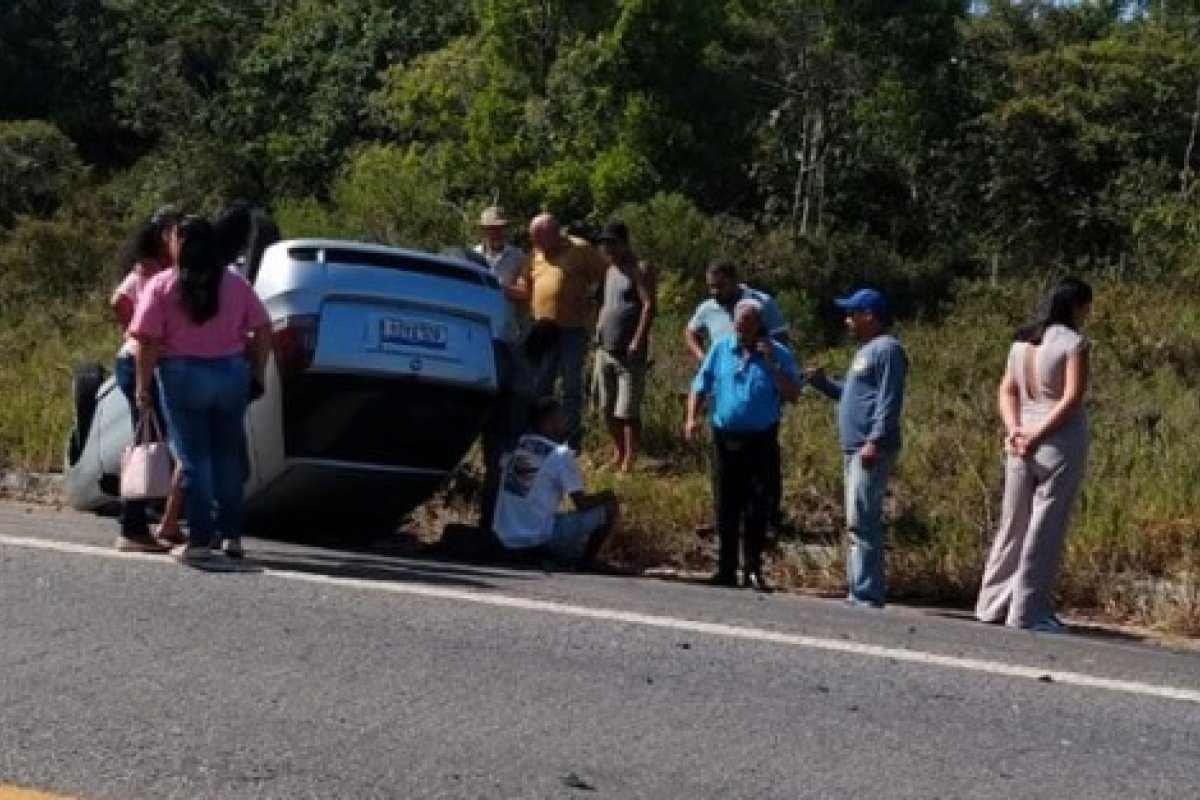 Carro capota após motorista utilizar celular enquanto dirigia