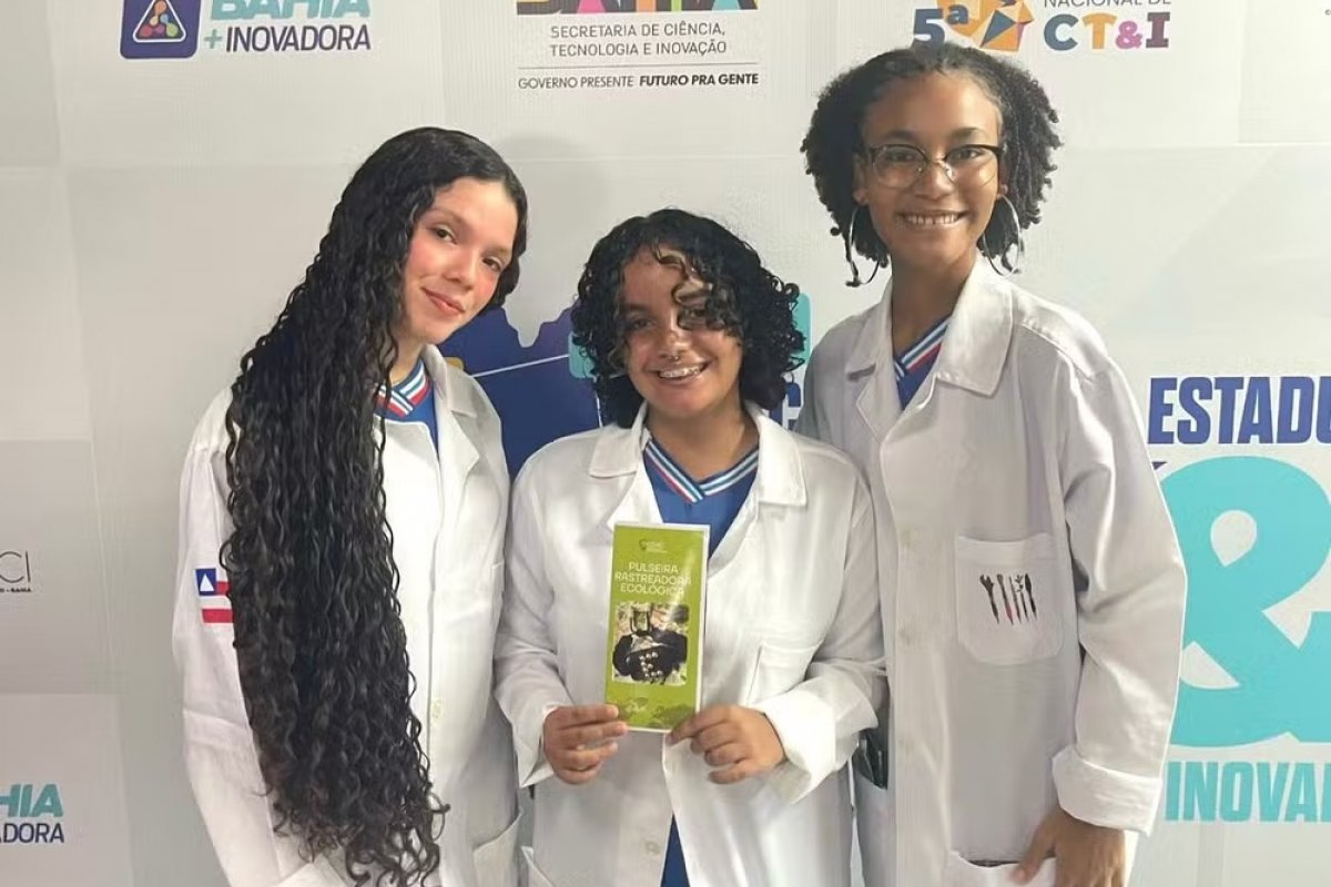 Adolescentes baianas criam pulseira localizadora para neurodivergentes e idosos com recursos reaproveitados