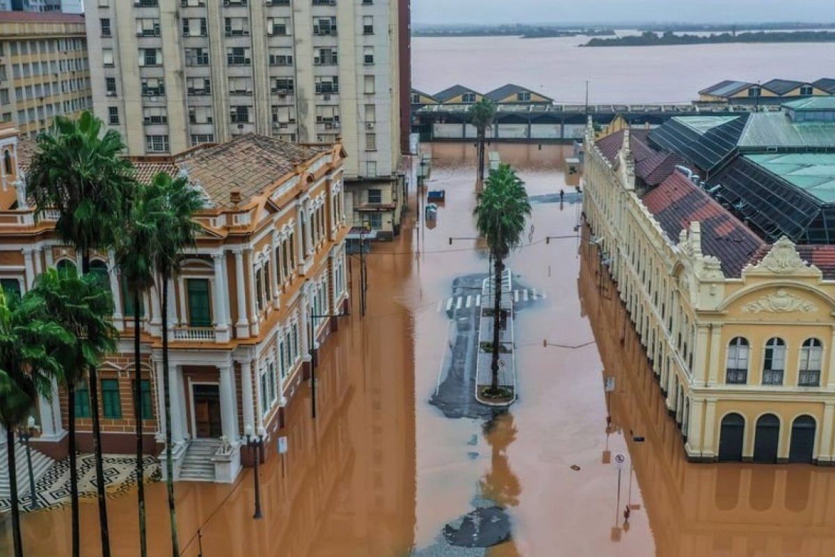 Enchentes no RS: Porto Alegre inicia retomada de aulas na rede municipal