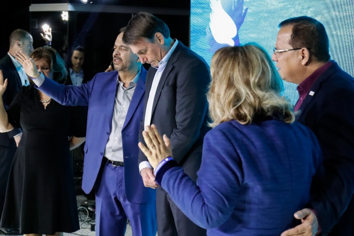 Bolsonaro vai à igreja neste domingo (19) e não fala sobre Ministério da Cultura