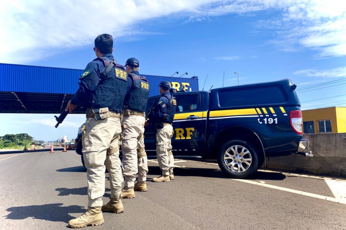 Veículo roubado carregando quase meia tonelada de maconha é recuperado por PRF em Candói (PR)