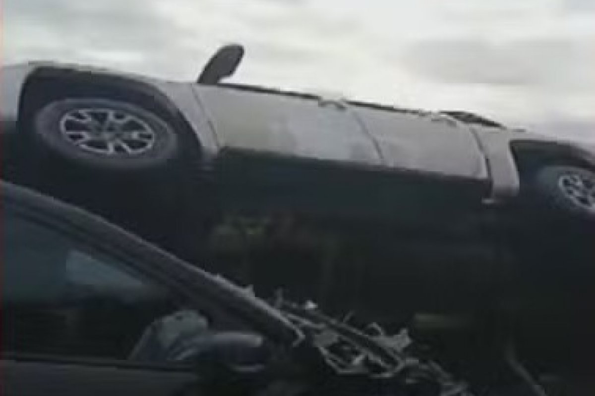 Engavetamento entre carro, ônibus e caminhonete deixa um ferido em Salvador