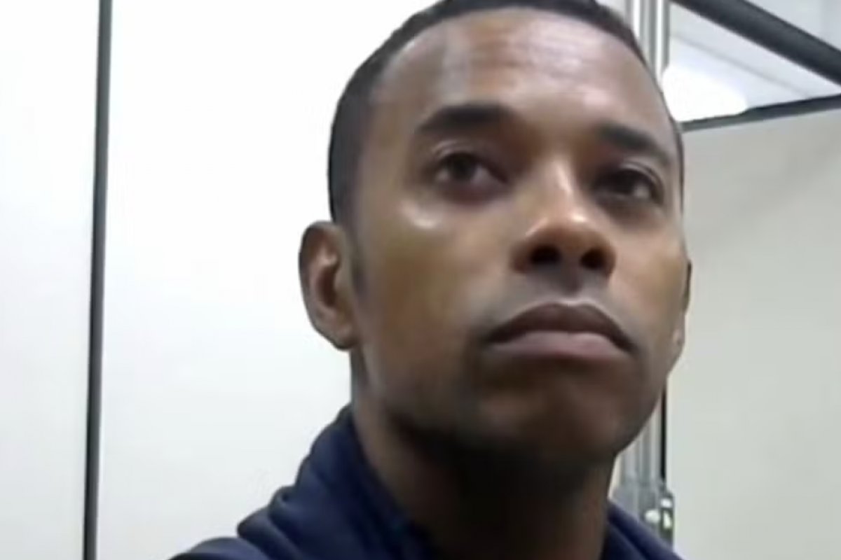 Condenado por estupro, Robinho se inscreve em curso profissionalizante e participa de grupos de leitura