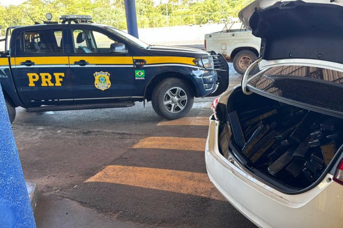 Depois de fuga, PRF apreende mais de 400 kg de Maconha em carro roubado em Guaíra (PR)