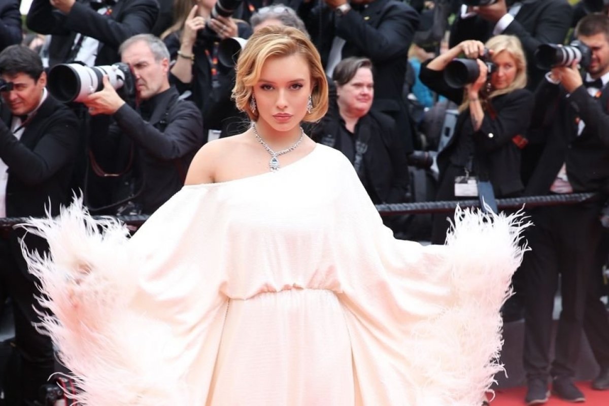 Com um look poderoso, Maria Braz estreia no red carpet de Cannes!