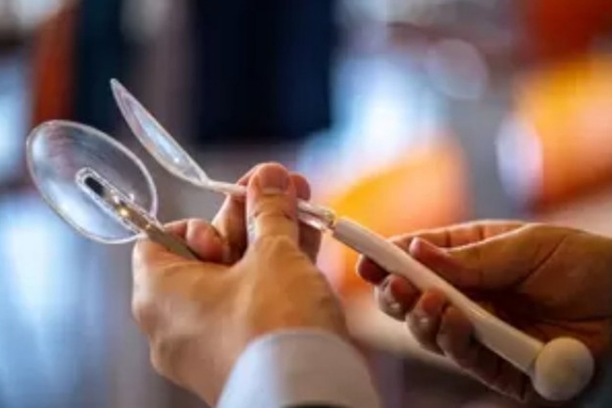 Colher elétrica que promete 'temperar' alimento sem utilizar sal chega ao mercado!