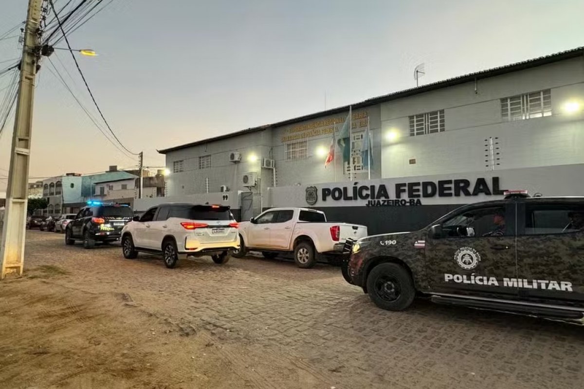 Polícia Federal prende 18 pessoas em operação contra venda ilegal de armas