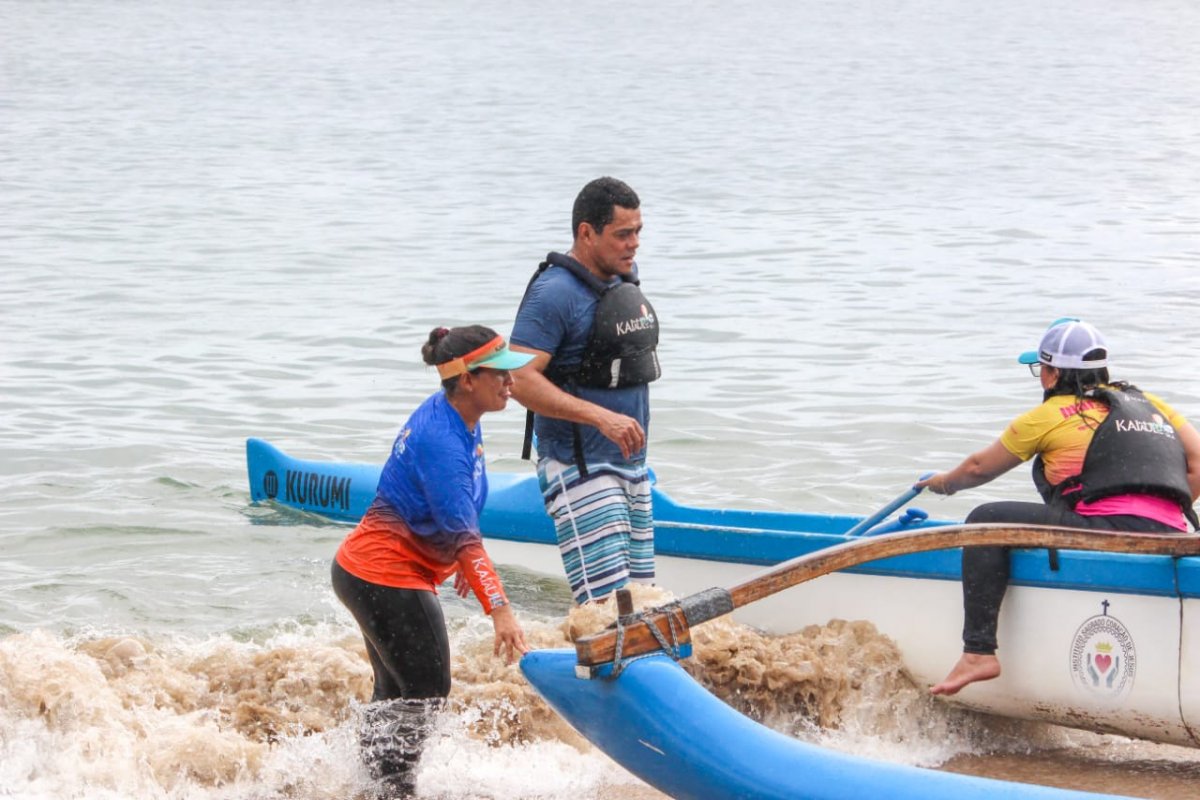 Pessoas surdas e com deficiência auditiva vivenciam benefícios da canoagem com aulas gratuitas em Salvador!