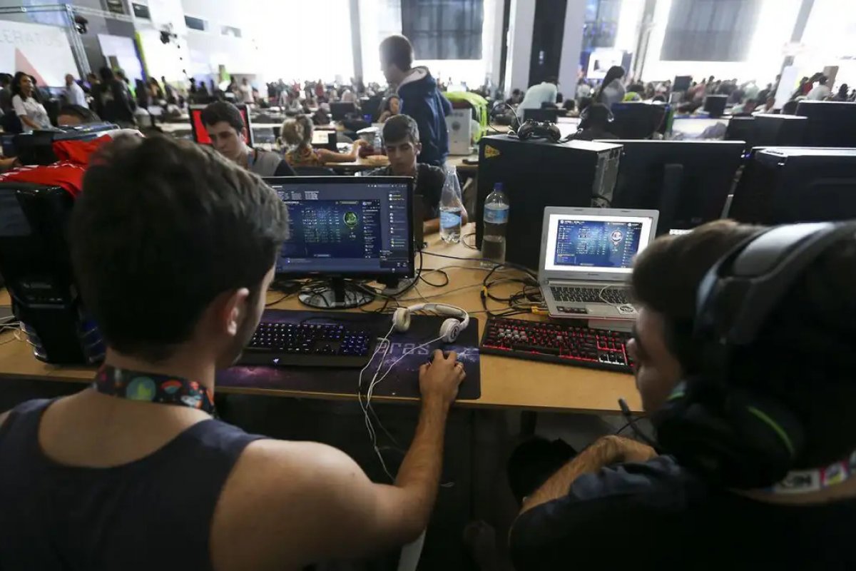 De acordo com estudos, usar IA no trabalho pode aumentar o salário em 25%