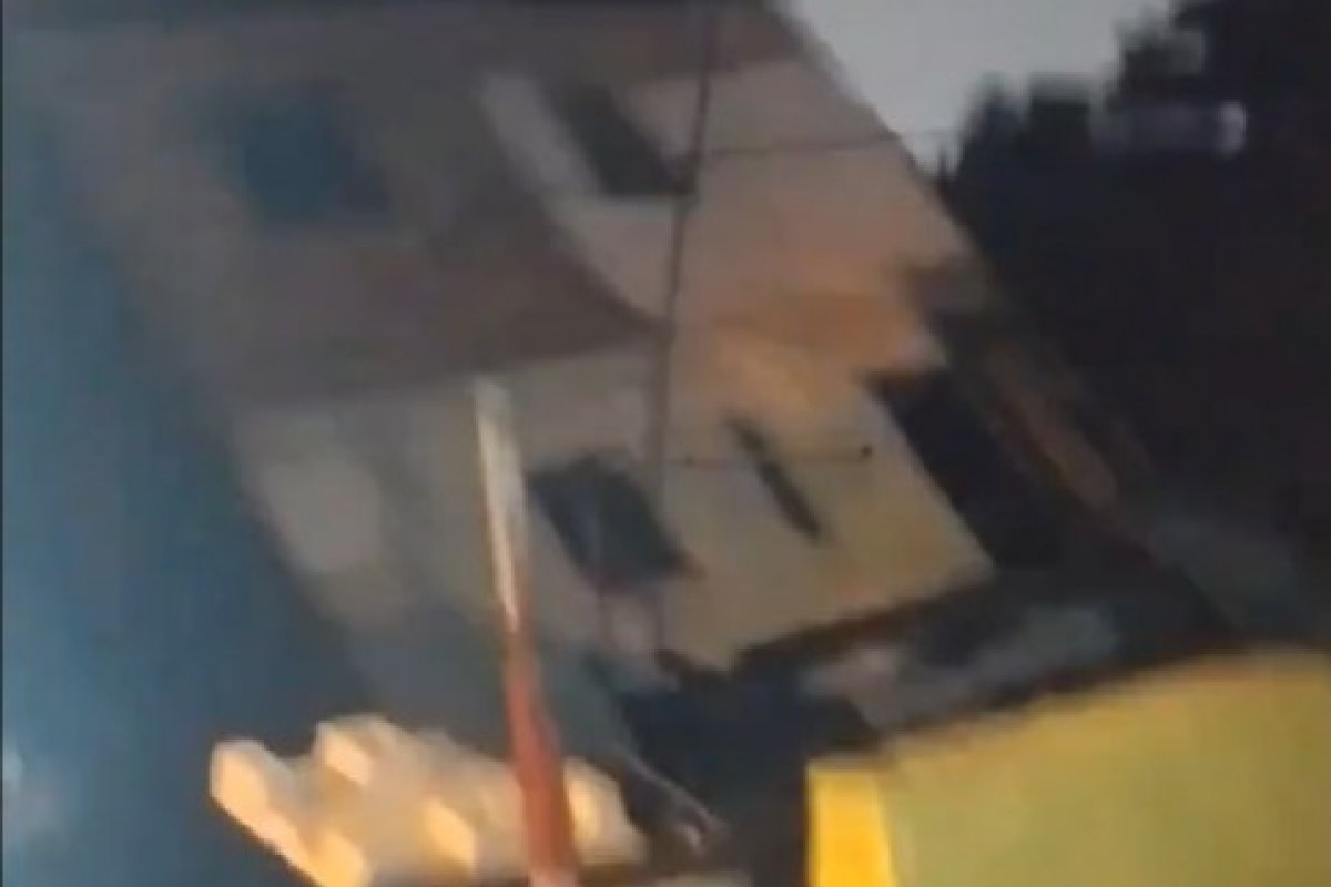 Vídeo: casa desaba e cai em encosta na Região metropolitana de Salvador