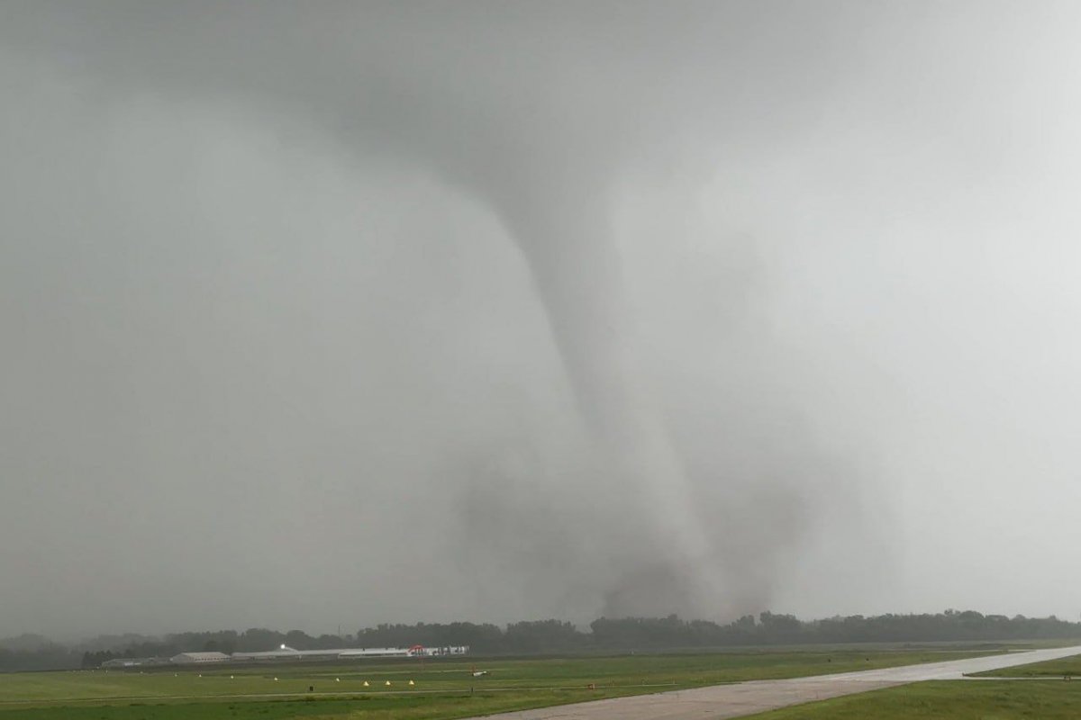 Vídeo: Tornado atinge cidade em Iowa, nos Estados Unidos