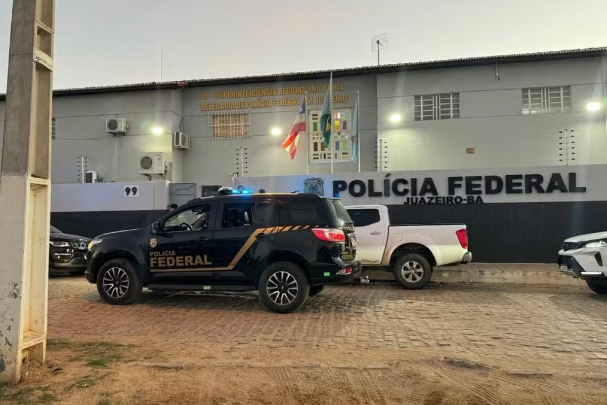 CAC e ex-PM estão foragidos após virarem alvos de investigações por esquema multimilionário de venda de armas na BA e PE