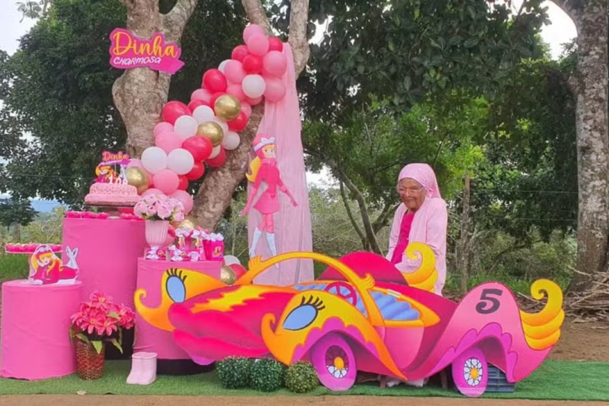 Idosa celebra aniversário de 108 anos com decoração da Penélope Charmosa