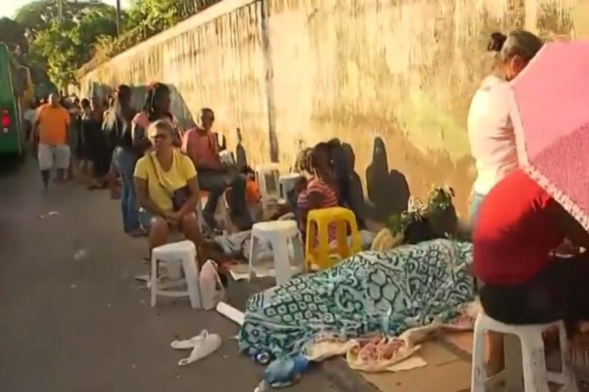 Festas populares: Ambulantes formam longa fila para fazer licenciamento