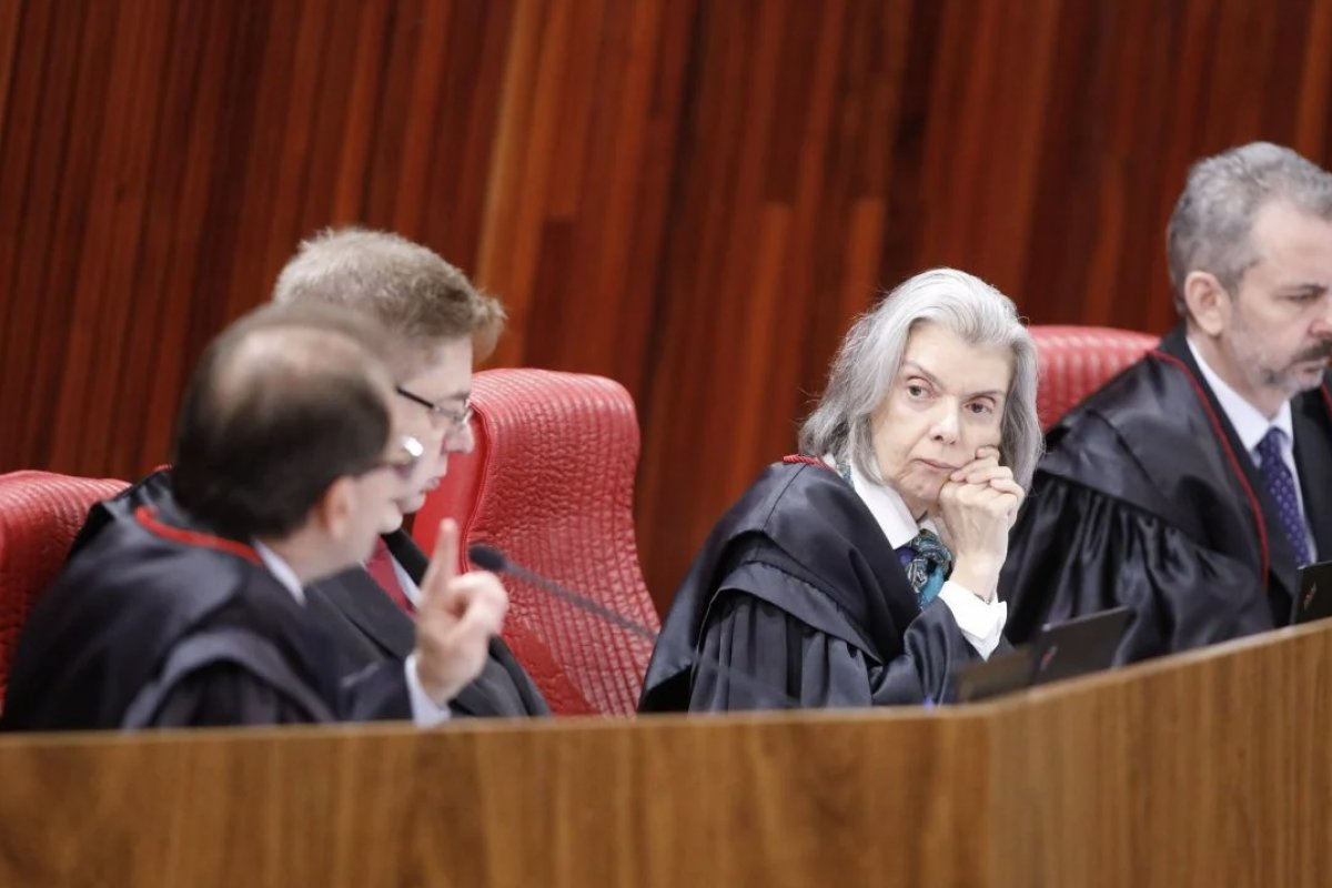 TSE pune Zambelli, Flávio Bolsonaro e outros parlamentares por associarem Lula ao satanismo nas eleições