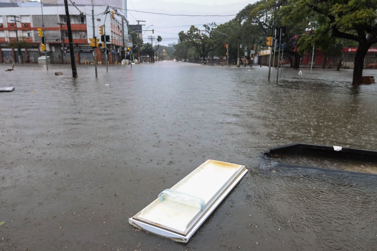 Com chuva forte, água sobe pelos bueiros e volta a inundar ruas em Porto Alegre
