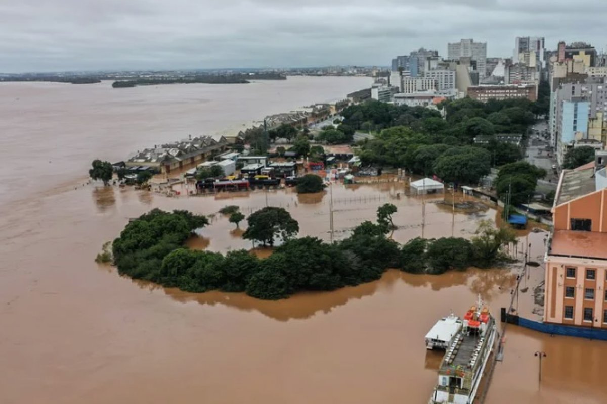 Porto Alegre volta a fechar comportas do rio Guaíba