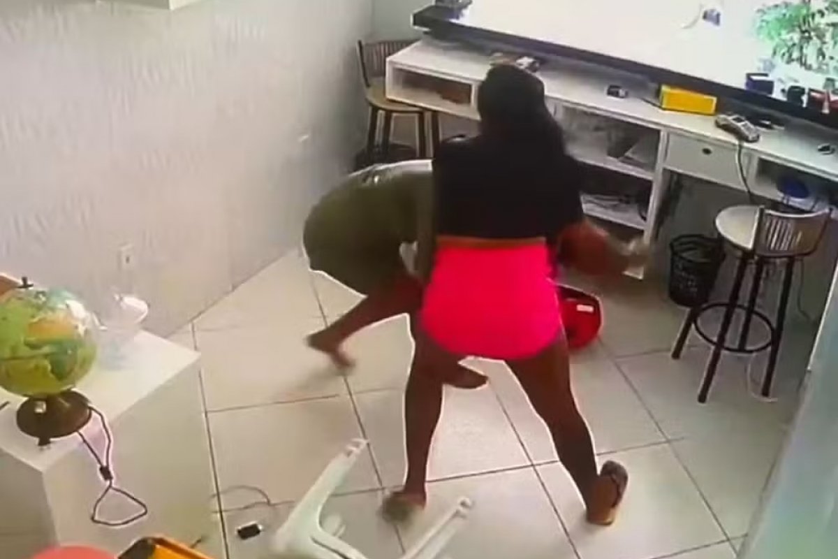 Mulher invade loja no recôncavo baiano e esfaqueia jovem de 19 anos