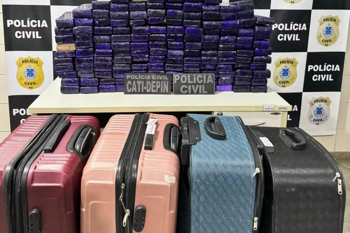 Duas mulheres são detidas suspeitas de levar 100kg de maconha em malas dentro do ônibus no sudoeste da Bahia