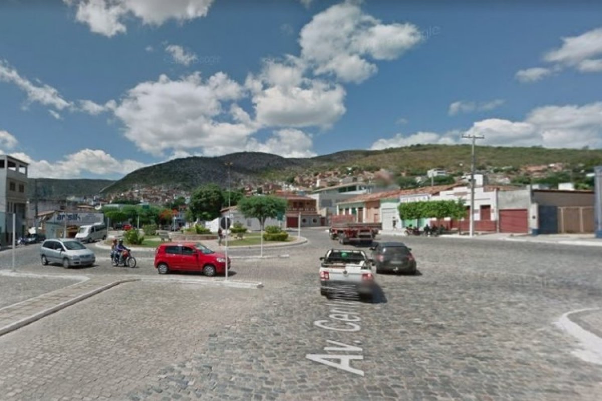 Homem é morto a tiros após parar em semáforo na Bahia