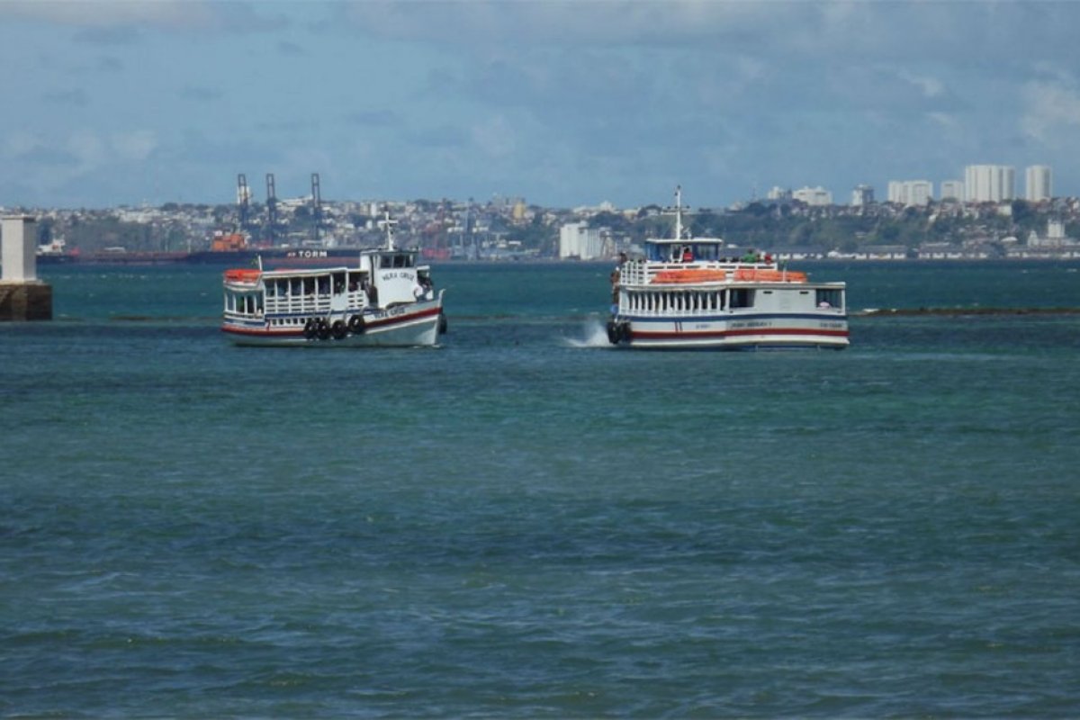 Travessia de lanchas de Mar Grande para Salvador tem movimento intenso nesta segunda-feira (20)