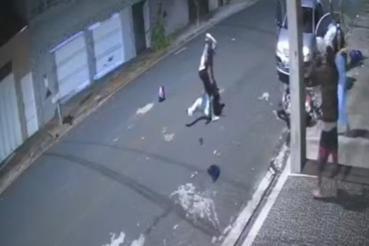 Vídeo: casal surpreende assaltantes após reagir a assalto em Uberlândia