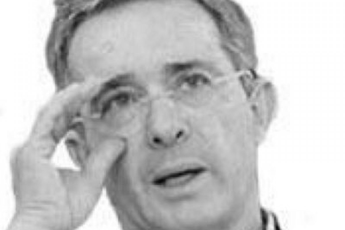 Álvaro Uribe será primeiro ex-presidente da Colômbia a ir ao banco dos réus