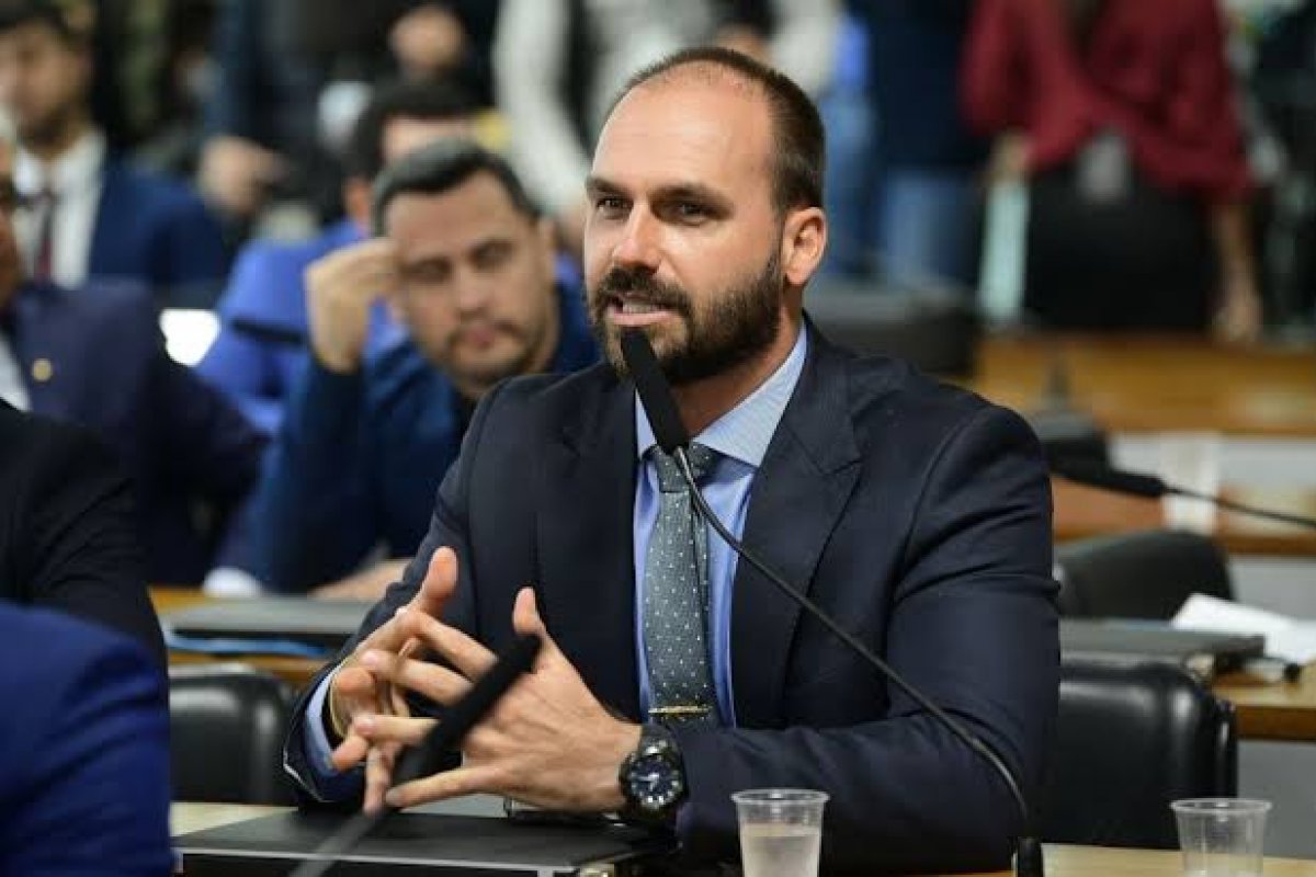 “Gasta igual numa pandemia”, critica Eduardo Bolsonaro sobre gestão Lula