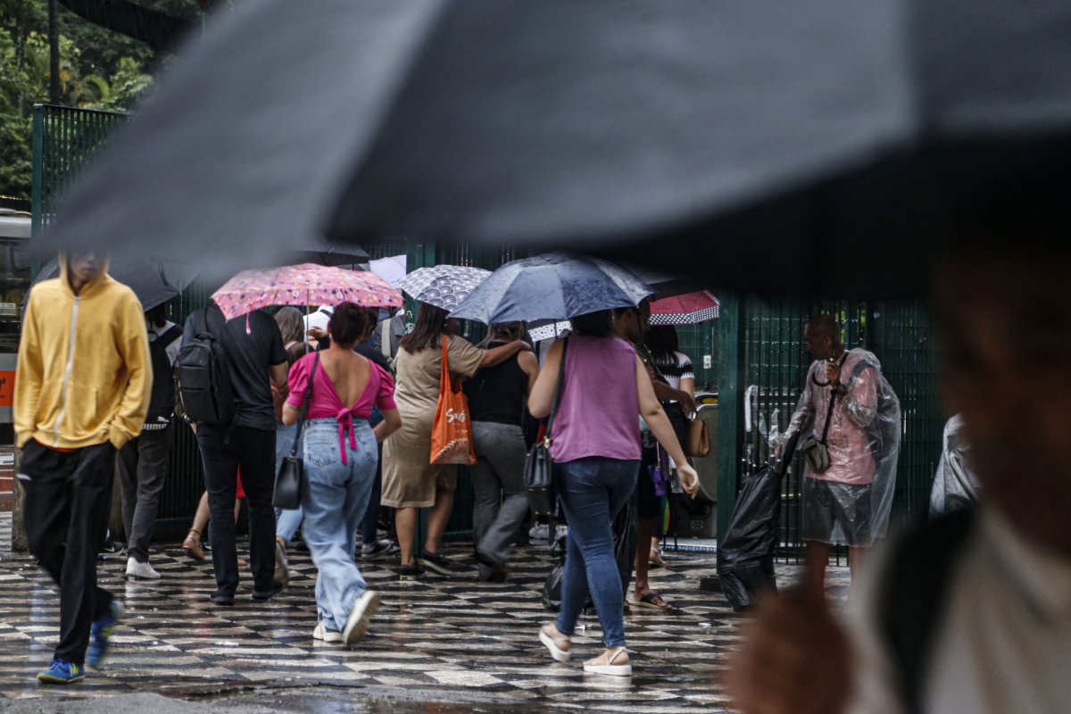 Chuva põe São Paulo em estado de atenção, causa alagamentos e piora trânsito