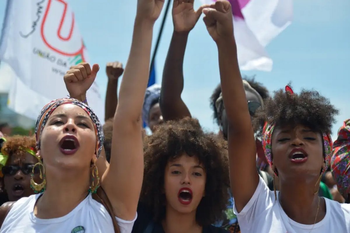 Negros morreram por disparos 4 vezes mais que brancos no Brasil em 10 anos
